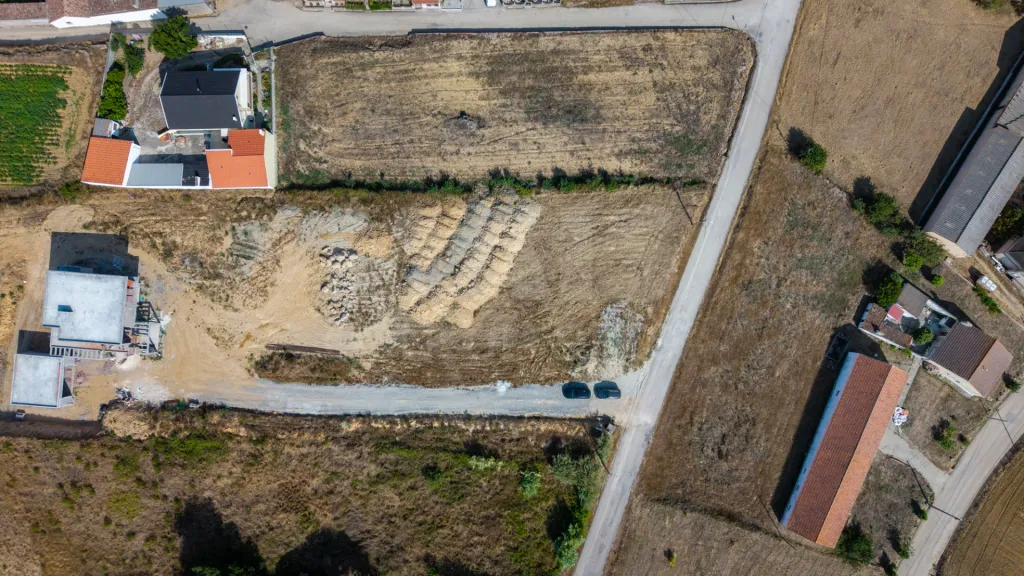 Moradia T4 nova com piscina em terreno de 2200m2