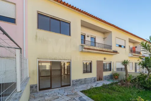Oportunidade no Porto Alto, moradia T4+1 com 204m2 e logradouro.