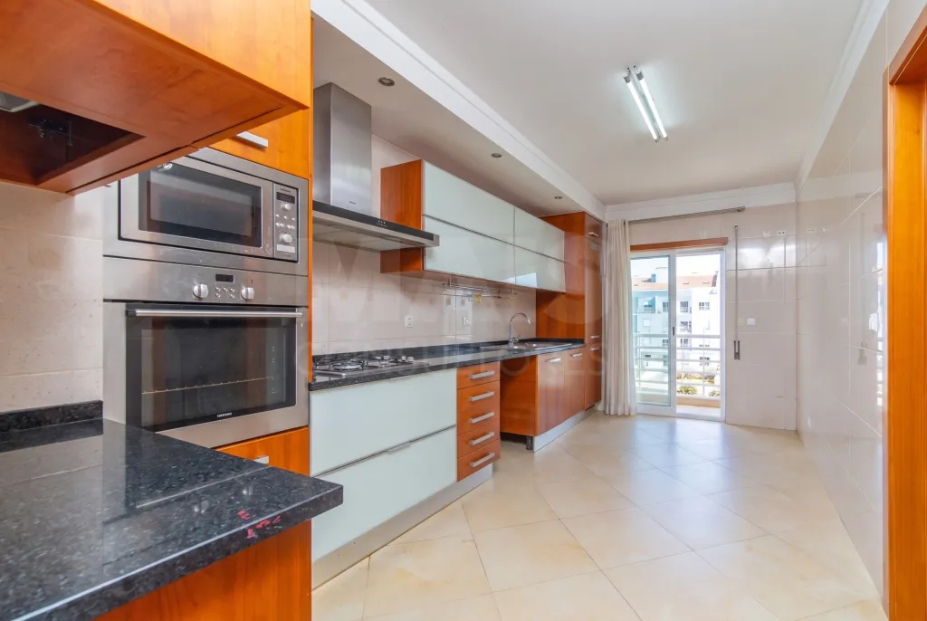 Apartamento T3 com garagem e arrecadação