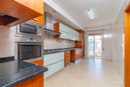 Apartamento T3 com garagem e arrecadação
