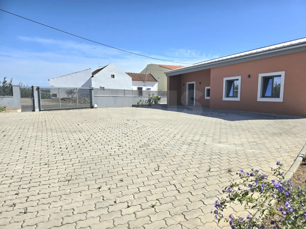 Moradia T4 térrea contemporânea com anexo T2 independente | Lote com 10.400 m² | Alvorninha