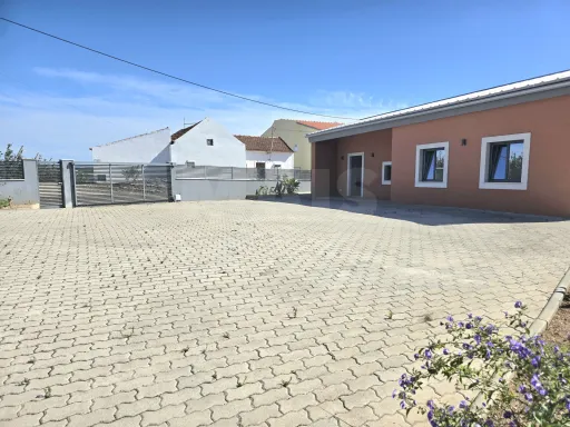 Moradia T4 térrea contemporânea com anexo T2 independente | Lote com 10.400 m² | Alvorninha