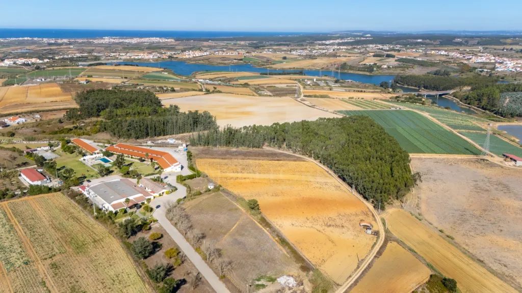 Parcela de terreno rústico de 2.350m2 em Atouguia da Baleia