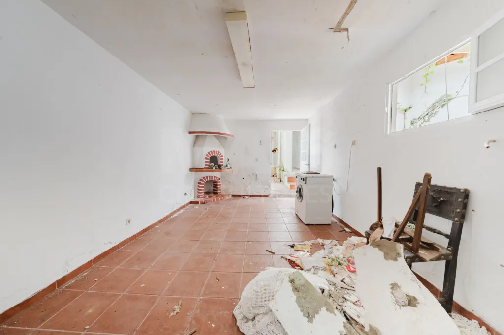 Moradia inserida num amplo terreno com 4.730 m²