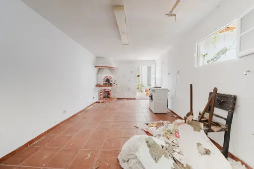 Moradia inserida num amplo terreno com 4.730 m²