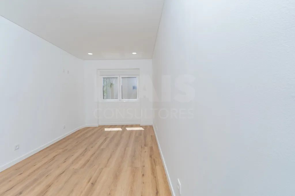 Apartamento T2 Totalmente Remodelado com Varanda no Coração de Alverca | Modernidade, Conforto e Localização de Excelência