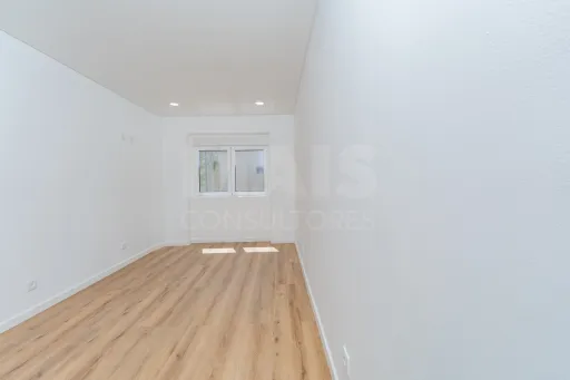 Apartamento T2 Totalmente Remodelado com Varanda no Coração de Alverca | Modernidade, Conforto e Localização de Excelência