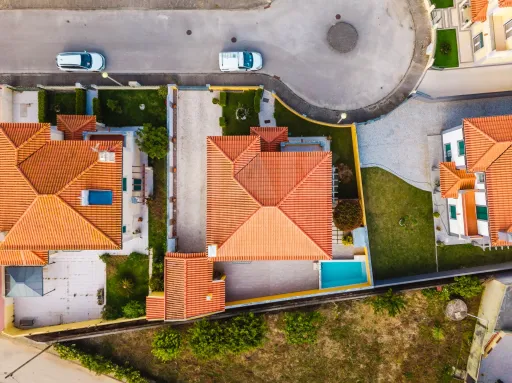Moradia exclusiva com piscina aquecida, suite, garagem e jardim deslumbrante
