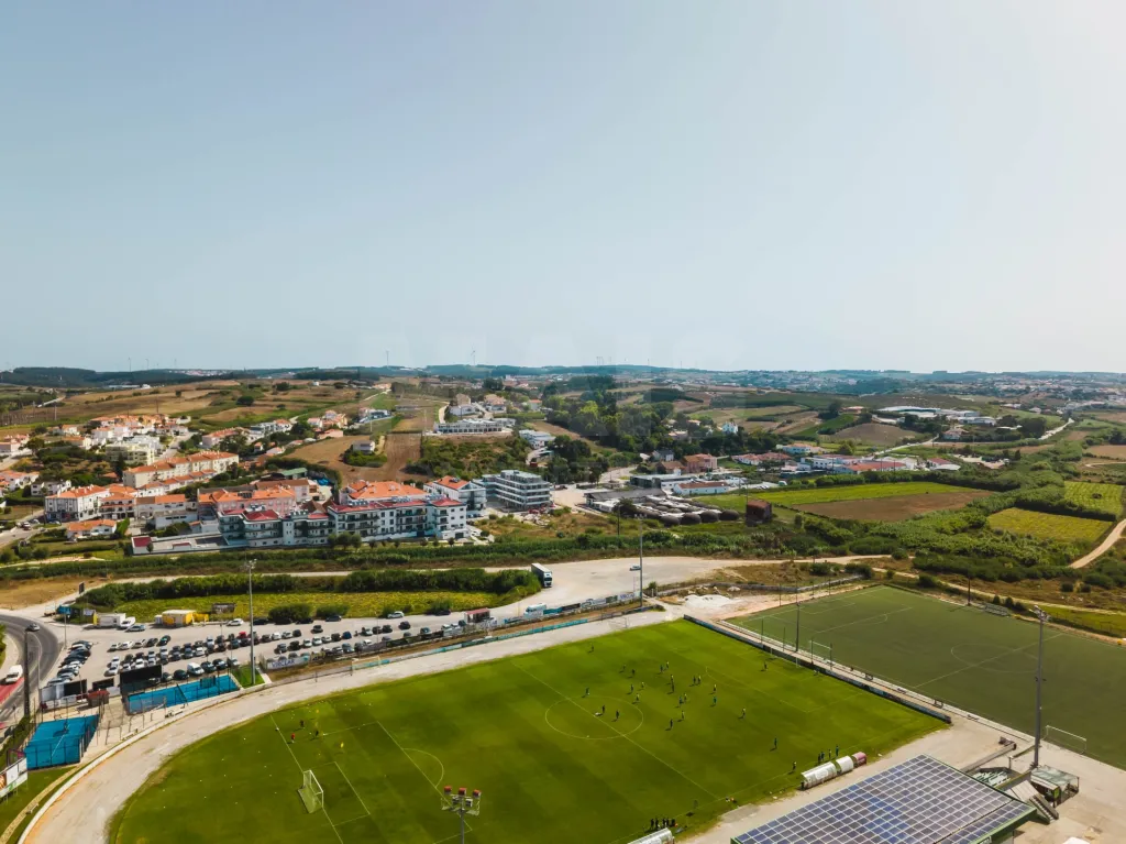 Spacious 3-Bedroom Apartment in Downtown Lourinhã with a Balcony and Terraces