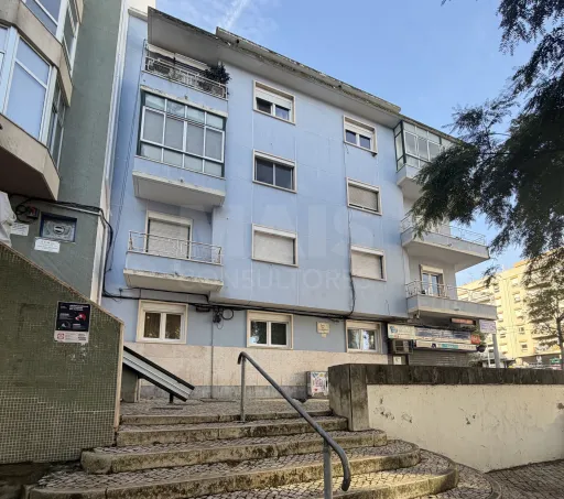 Oportunidade Única — T2 Renovado na Praça São João Batista - com possibilidade de ser convertido em T3