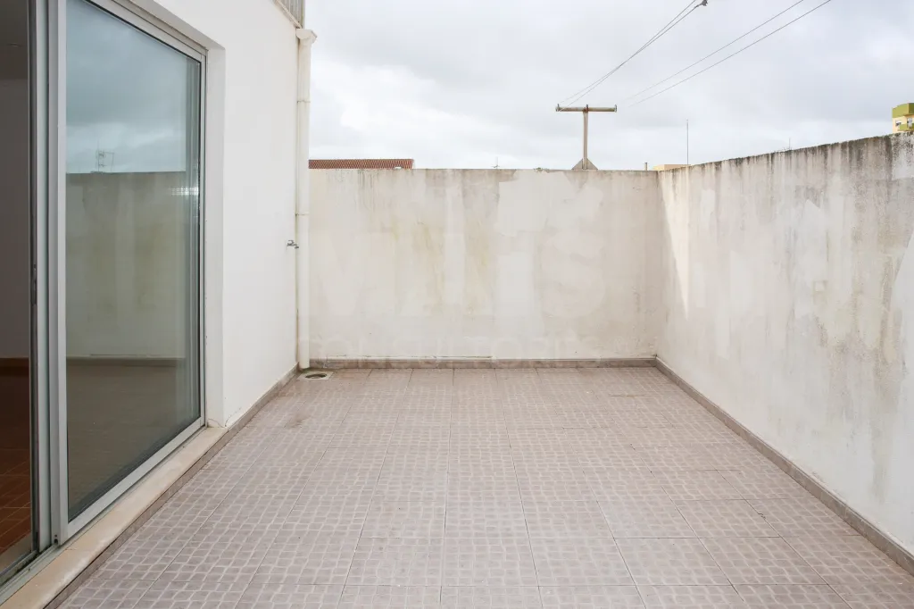 Amplitude e Conforto no Centro de Sobral de Monte Agraço Apartamento T2 Com Terraço