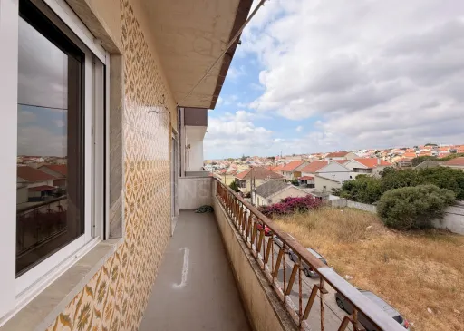 Prédio de Habitação e Comércio em Santa Iria de Azoia