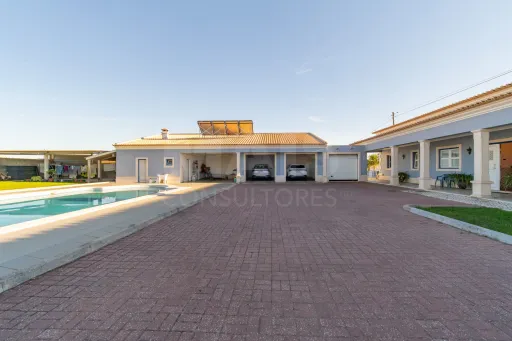 Moradia T4 com Piscina, 3 Garagens e Terreno de 3.179 m² em Almeirim