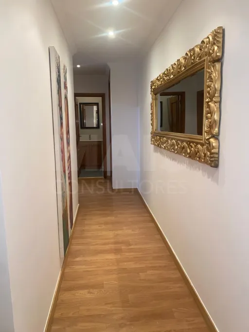 Apartamento T3 em Condomínio Fechado com Piscina no Estoril