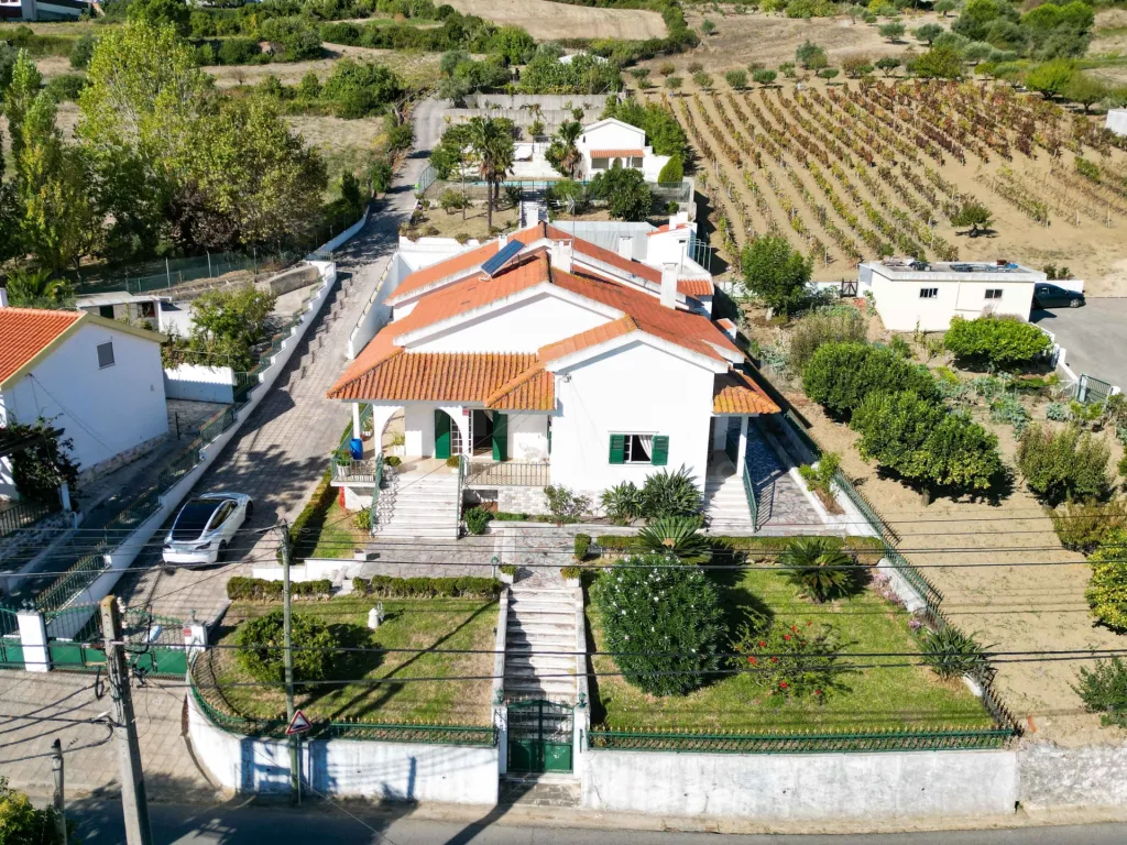 Moradia T5, na calhandriz com piscina