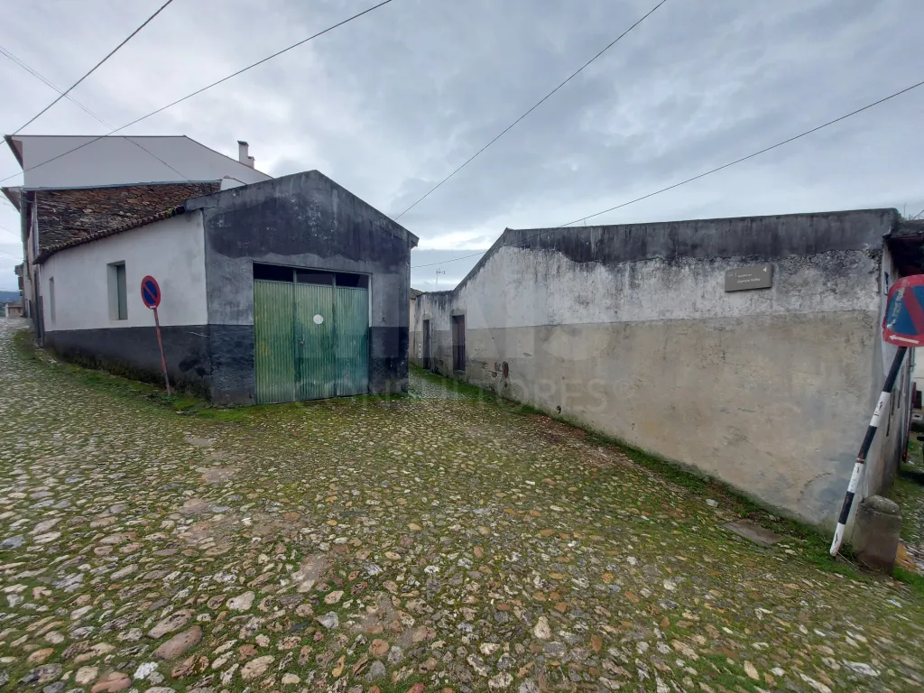 Casa Senhorial com Brazão em Coja- Arganil.