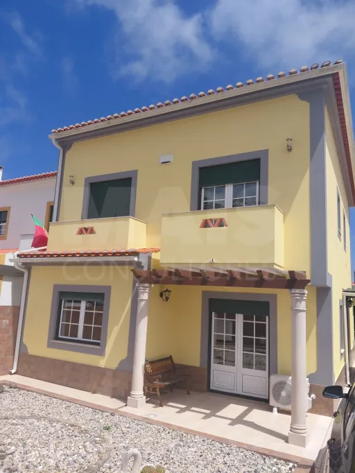 Moradia T4 com Jardim, Garagem e Churrasqueira no Centro de Olho Marinho – Óbidos