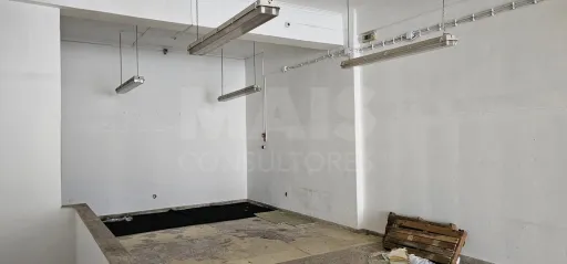 Loja com dois pisos, Póvoa de Santa Iria e Forte da Casa