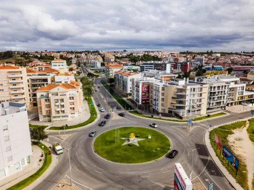 NÃO PUBLICAR Moradia T3 Semi-Nova no centro da cidade com garagem e terraço privativo