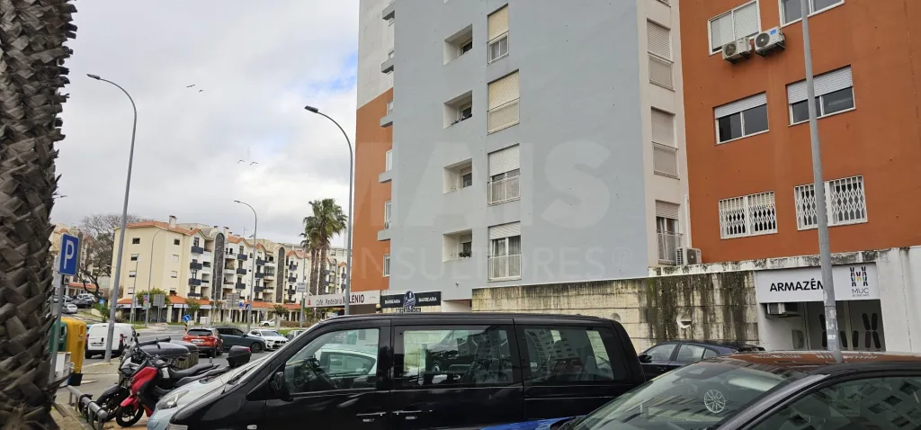 Armazém ou Escritório Serviços em Alfragide com 100m2