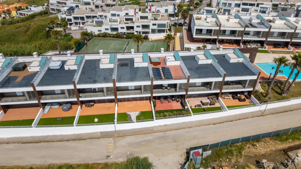 Moradia T4 com Vista Mar, Jacuzzi Panorâmico e Energia Solar | Lourinhã