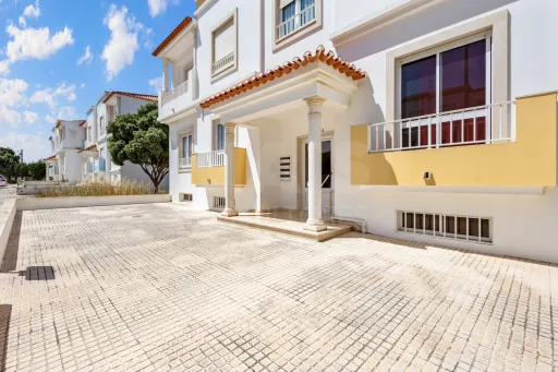Luxury 3-bedroom apartment with garage and private terrace