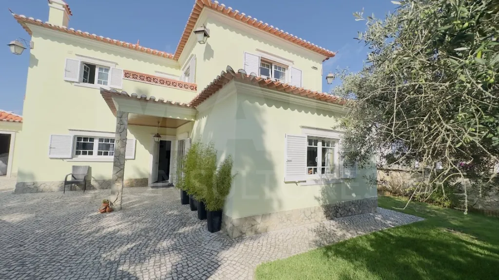 Exclusiva Moradia T4 com Jardim Privativo e Garagem | A minutos da Praia da Foz do Lizandro e da Ericeira
