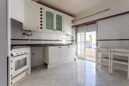 Apartamento T3 com parqueamento, arrecadação e varandas na Urbanização dos Pilares em Samora Correia.
