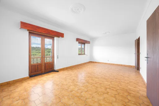 2-Bedroom House with Garage | 400 m² Lot | Ota – Alenquer