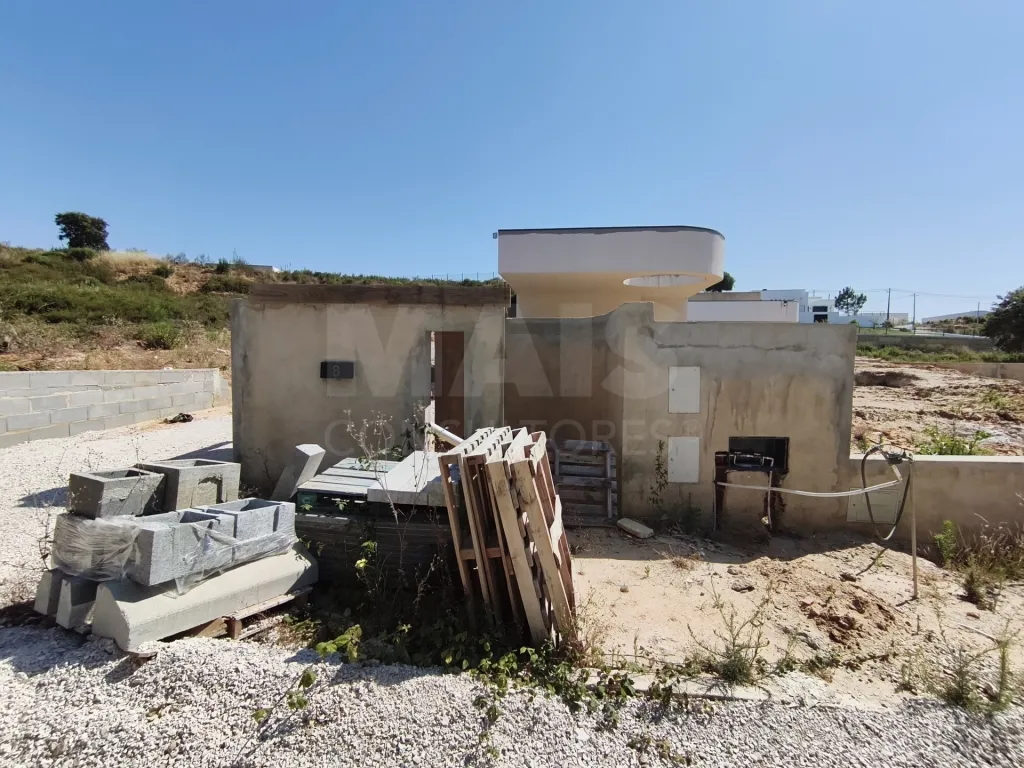 Moradia térrea contemporânea em fase final, com piscina infinita e jacuzzi em lote de 1.500 m²