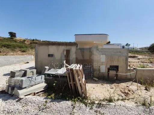 Moradia térrea contemporânea em fase final, com piscina infinita e jacuzzi em lote de 1.500 m²