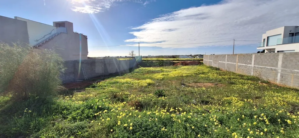 Lote de terreno urbano com 912m2 com projeto para construção de moradia unifamiliar T4 de 390m2 com piscina e vista mar.