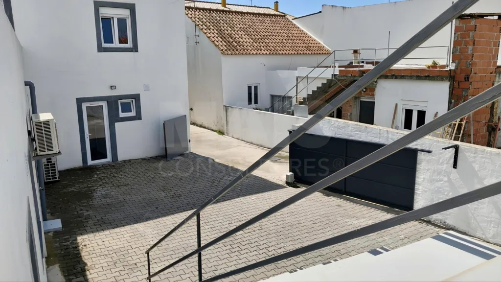 MORADIA T3 Remodelada, Mobilada c/ Suite Master, Terraço, Garagem, Vista Serra, Perto das Praias!