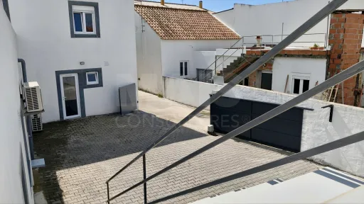 MORADIA T3 Remodelada, Mobilada c/ Suite Master, Terraço, Garagem, Vista Serra, Perto das Praias!