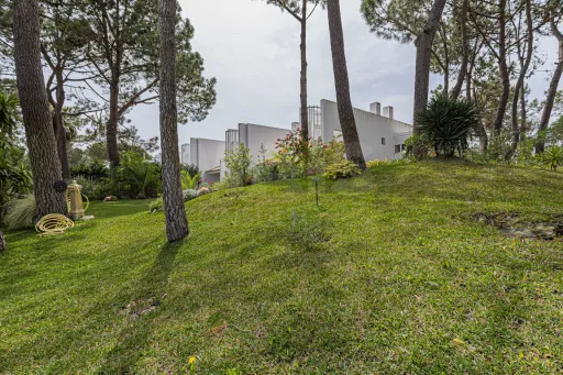 Moradia Contemporânea com terreno 700m2 em Soltroia – Próxima da Praia