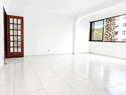3-Bedroom Apartment in Downtown Carnaxide