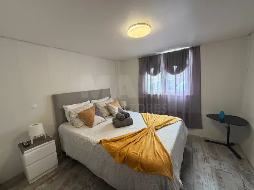 Moradia com 3 apartamentos e vista mar
