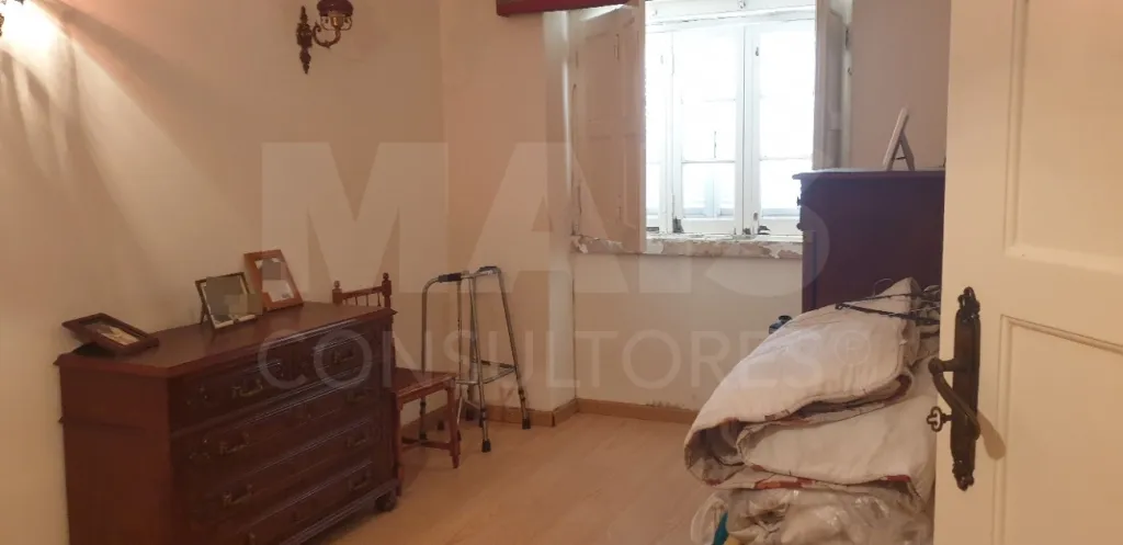 Moradia V 4 + Armazém + Casa Térrea de 45m2 em CASAIS ROMEIROS Santarém