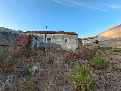 House to remodel on plot of land w/ 520m2