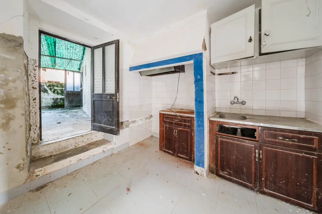 Quinta com duas moradias em ruína, poço e anexo com T0!
