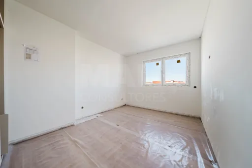 Apartamento T2 Novo com Garagem Privativa e Varanda Ampla em Ferrel junto ao Baleal Fracção G