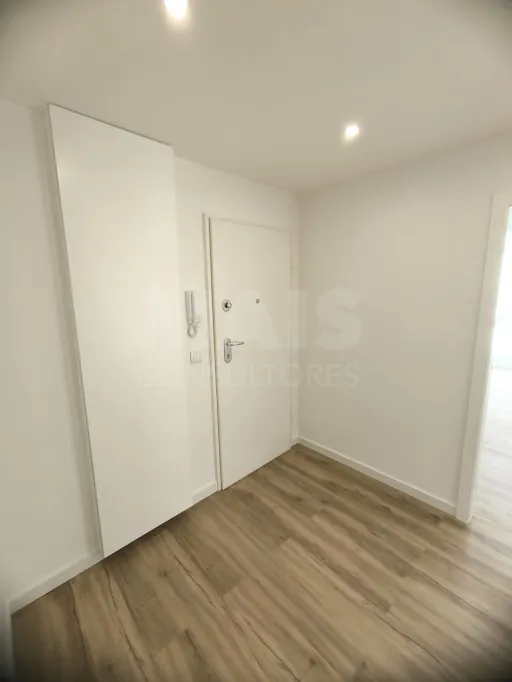 T3 com suíte remodelado junto ao metro Reboleira