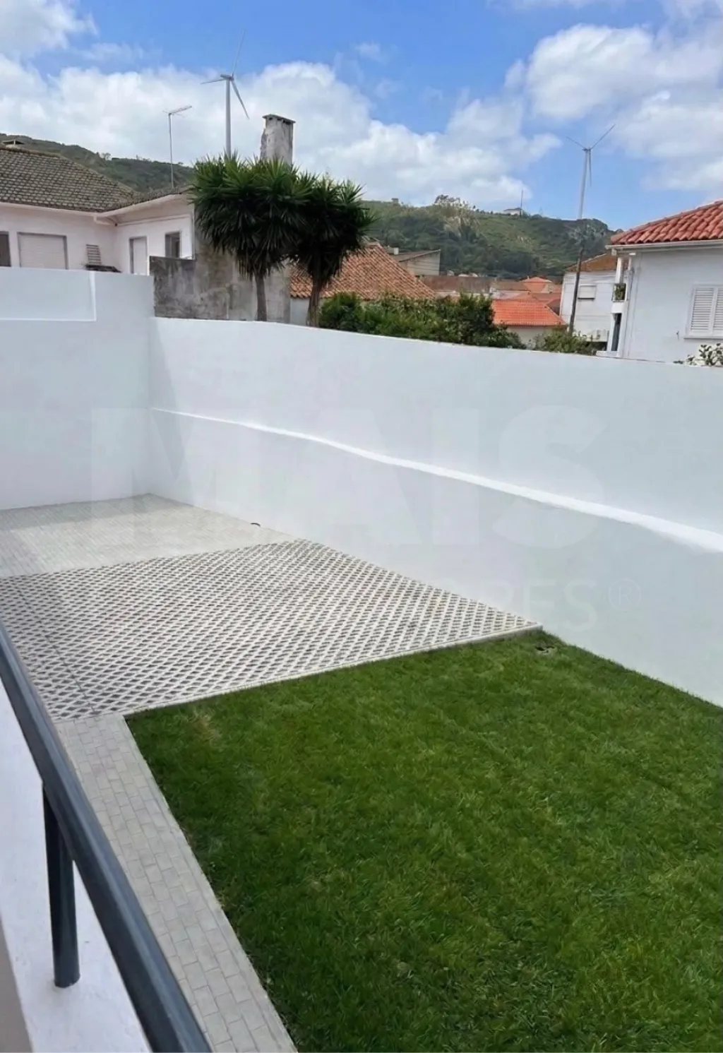 Apartamento T4 com quintal e estacionamento