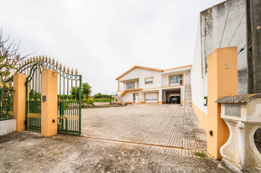 Moradia T5 com 2 Anexos em Terreno com mais de 1.400 m²