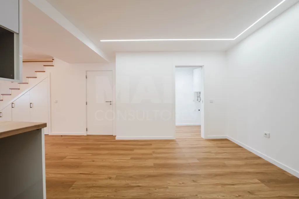 Moradia totalmente remodelada no coração de Peniche!