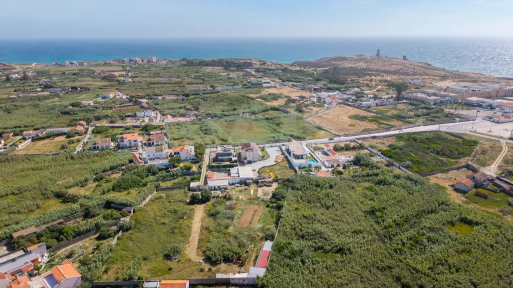 Deslumbrante Moradia T5 com Vista Mar, Piscina Privada e Excelente Exposição Solar