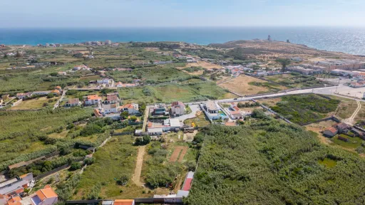 Deslumbrante Moradia T5 com Vista Mar, Piscina Privada e Excelente Exposição Solar