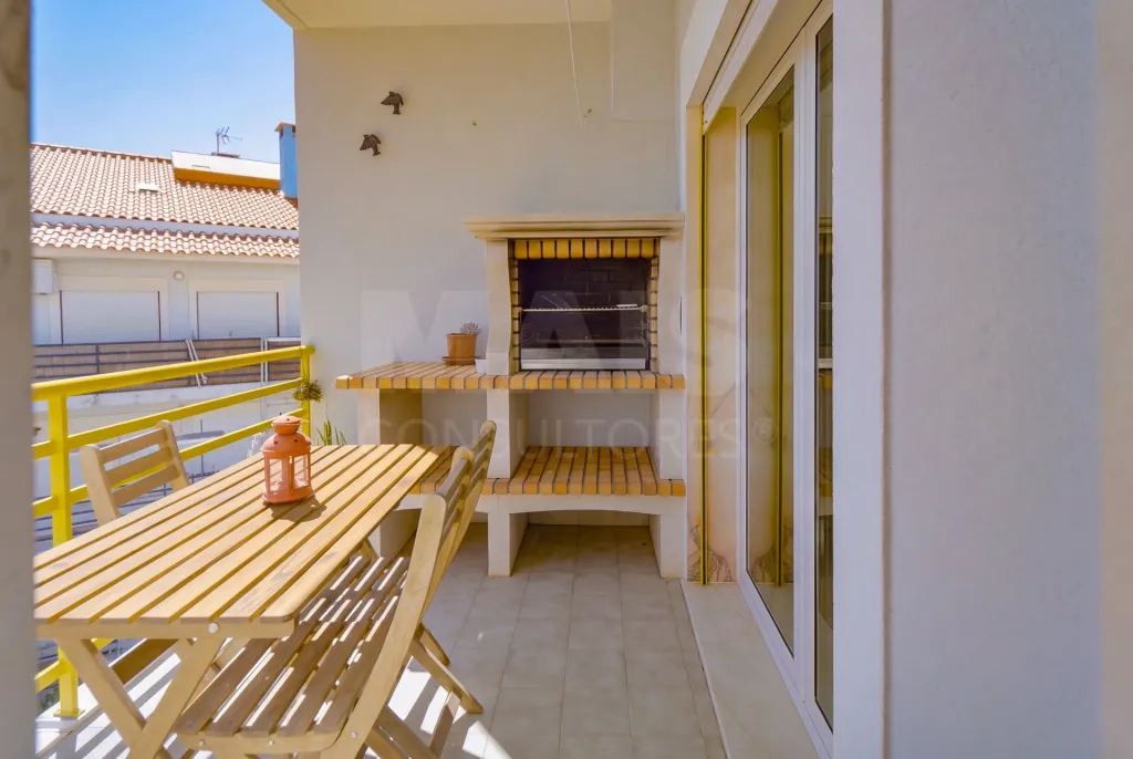 Apartamento T3 com parqueamento na Urbanização das Oliveirinhas em Samora Correia