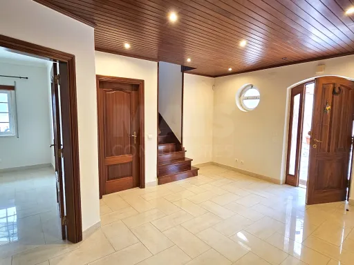 Moradia Geminada V4 com Logradouro e Estacionamento em Leceia - Oeiras