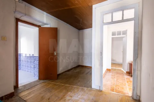 Moradia com rooftop e enorme potencial entre Caldas da Rainha e Santa Catarina